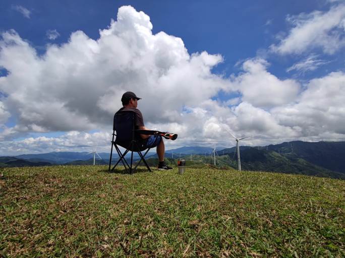 男子坐在山上看风景