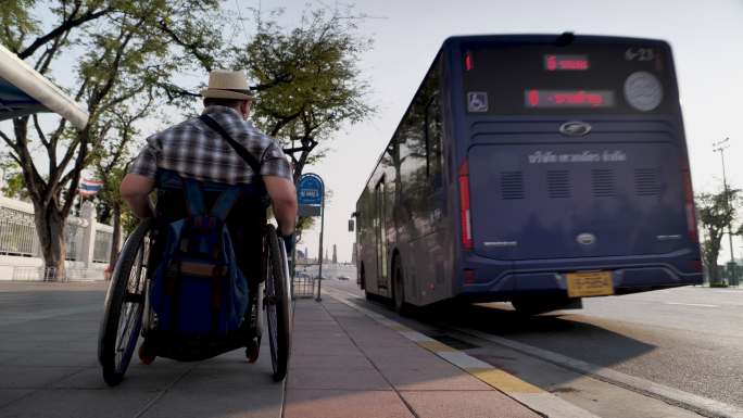 曼谷轮椅旅游地标概念。乘公共汽车旅行的游客