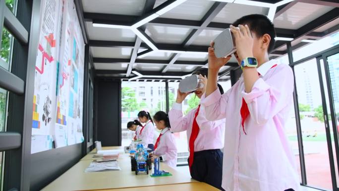 小学生使用VR眼镜