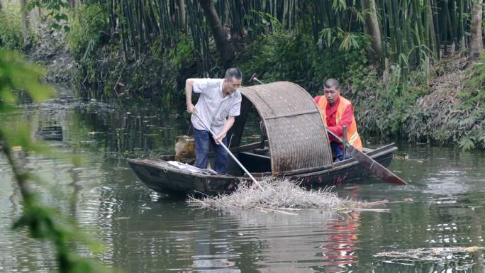 清理河道垃圾的环卫工人 清理河道垃圾