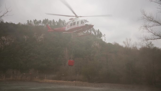 消防直升机在河里装水