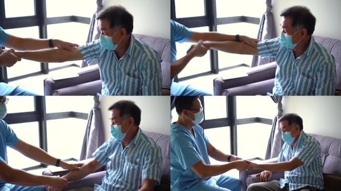 理疗师为一名身体受伤的老年男子提供治疗