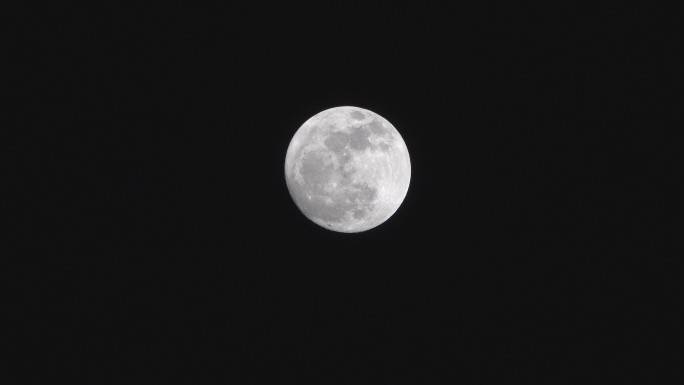 夜晚的月亮穿梭推进由小到大