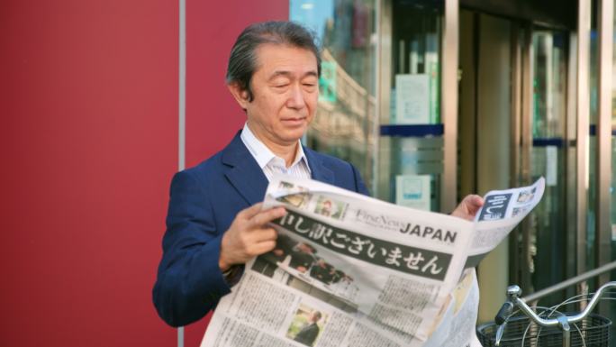 日本商人看报纸看新闻