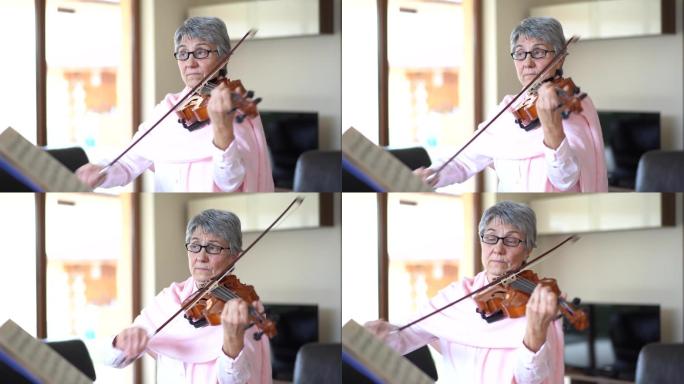 在家拉小提琴的老妇人
