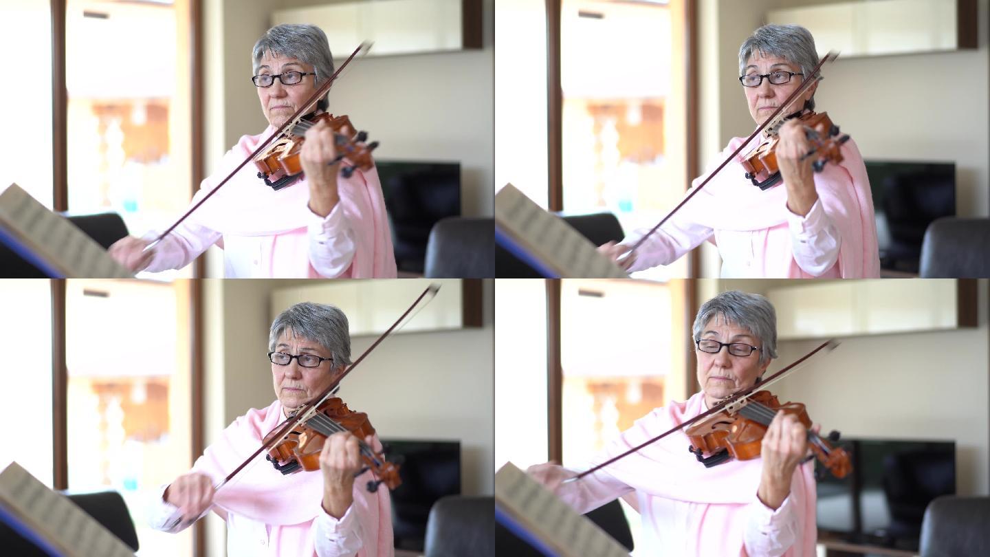 在家拉小提琴的老妇人
