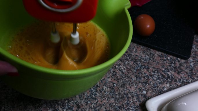 在家做松饼搅拌鸡蛋