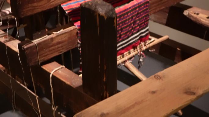老式织布机飞梭纺车纺织 (2)