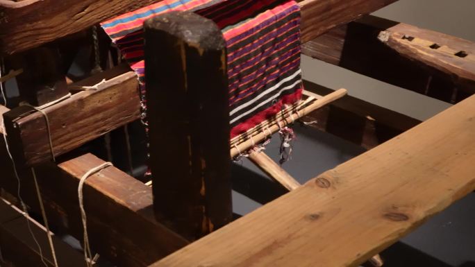 老式织布机飞梭纺车纺织 (4)