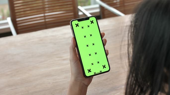 手机绿色屏幕玩手机