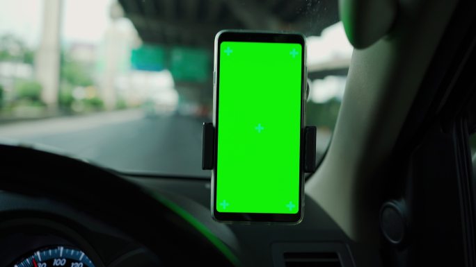 汽车仪表板绿色屏幕上的手机。