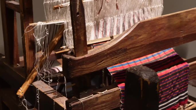 老式织布机飞梭纺车纺织 (5)