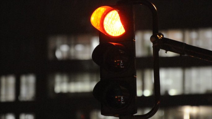 夜间交通灯变绿（HD720p）