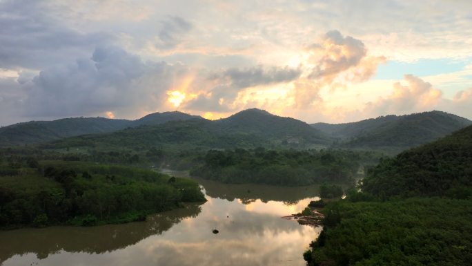 泰国宋克拉省贾纳区Liwong村的湖、山、松树的空中无人机日出风景