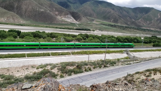 拉林铁路上复兴号绿巨人奔驰