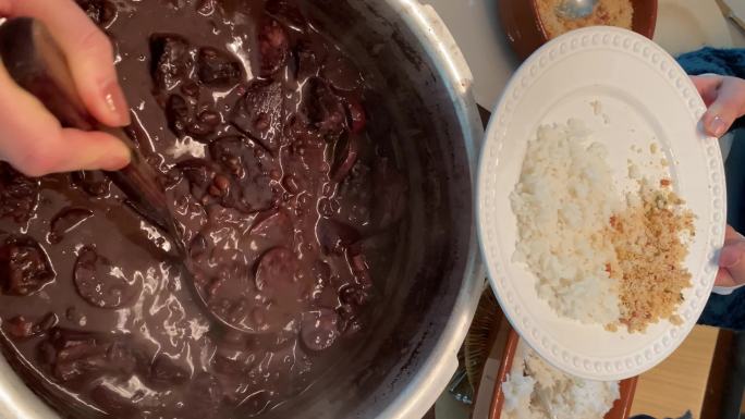 在家里享用一盘传统巴西菜——feijoada