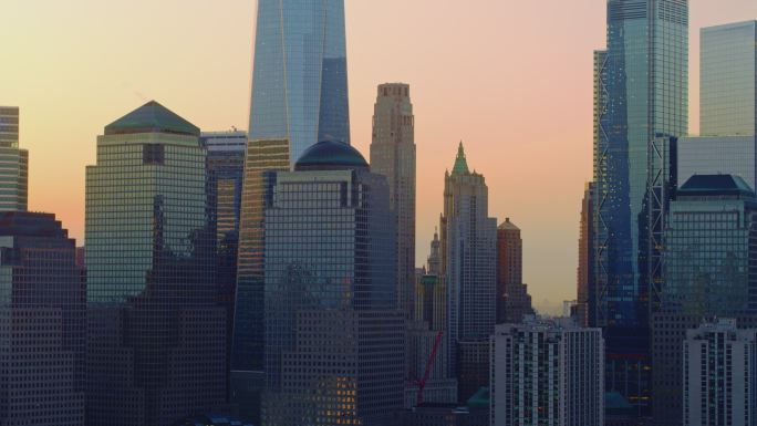 日出时从哈德逊河近距离观看曼哈顿市中心。通过电影般的镜头移动拍摄的空中镜头。