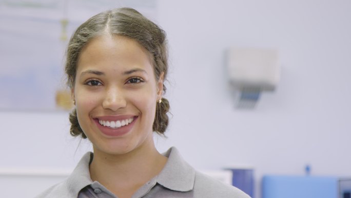 微笑的年轻女性牙科助理画像