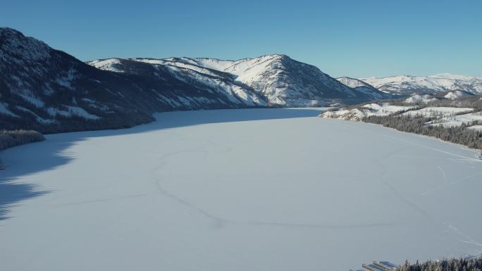 阿勒泰喀纳斯湖雪景