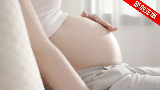 怀孕孕妇腹部特写感受胎动
