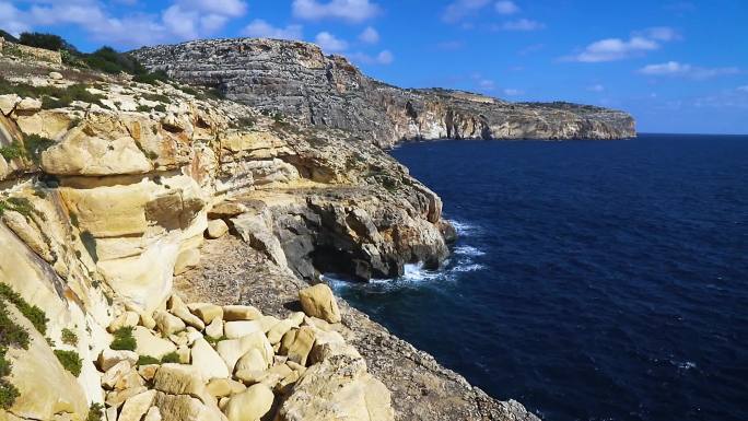 马耳他——地中海旅游目的地，蓝色洞穴地区的悬崖