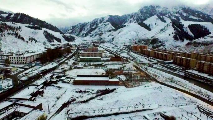 白雪皑皑 山间城市 雪山美景 唯美意境