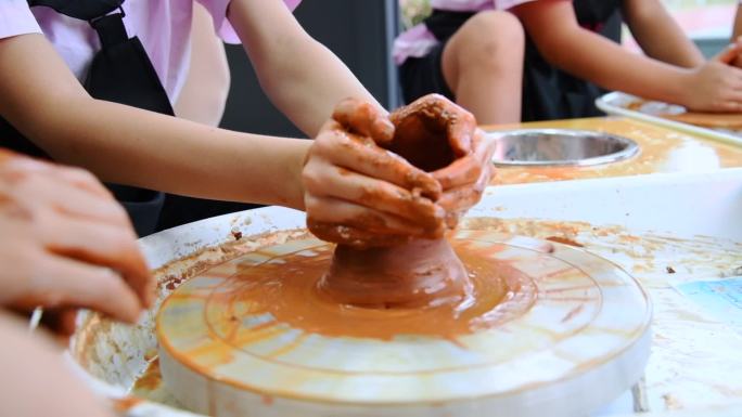 小学生课外活动 学习制作陶瓷 玩坭巴