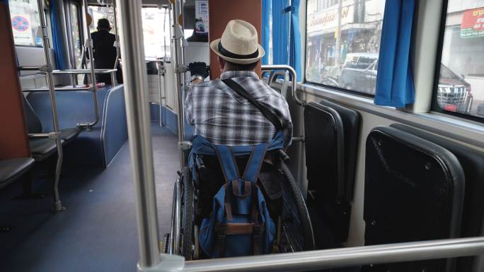 曼谷轮椅旅游地标概念。乘公共汽车旅行的游客