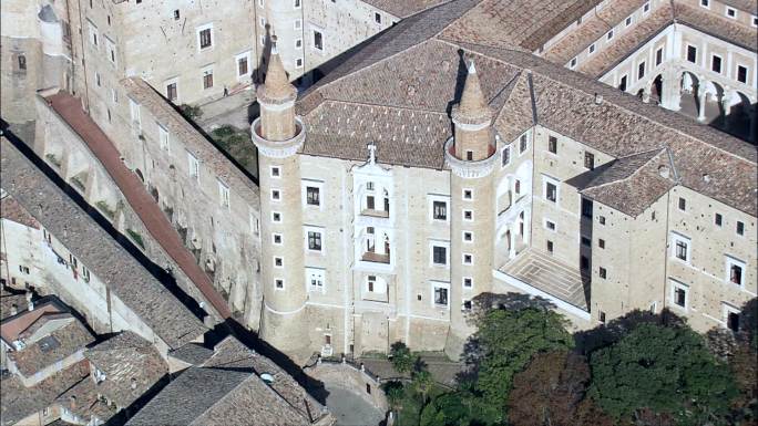 乌尔比诺公爵宫——鸟瞰——意大利乌尔比诺佩萨罗和乌尔比诺的游行