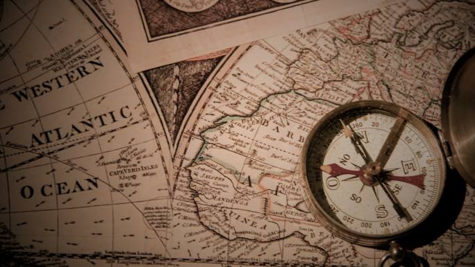 古董地图上的金色指南针