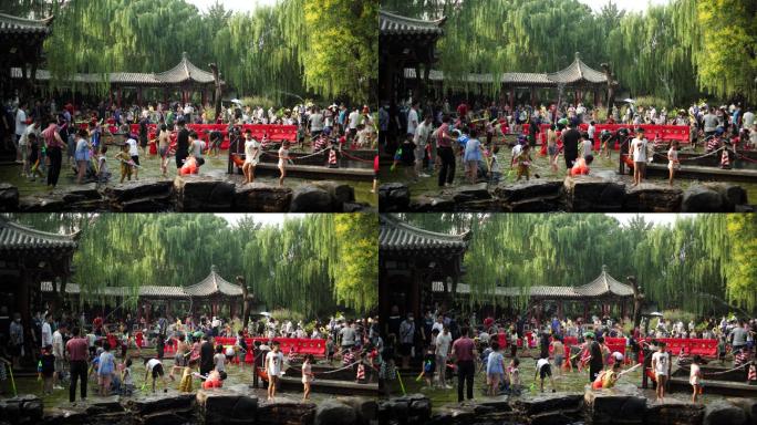 夏天孩子们在五龙潭公园内玩水