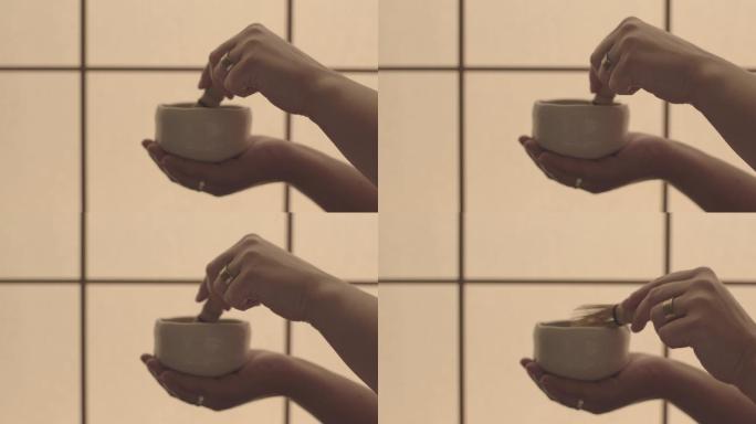 漂亮的4K视频，手工准备抹茶绿茶和茶叶搅拌器