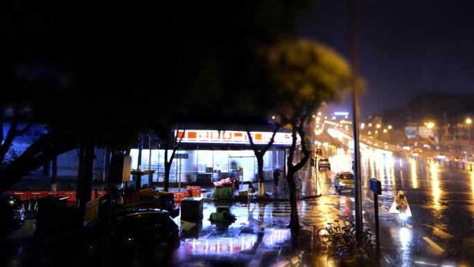 移轴摄影-雨中路边的超市