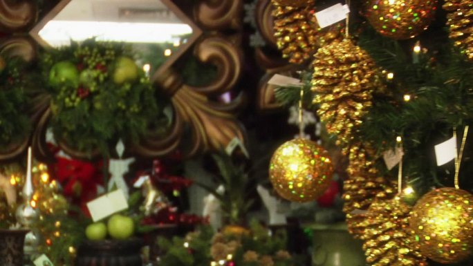装饰着金色装饰品的圣诞树