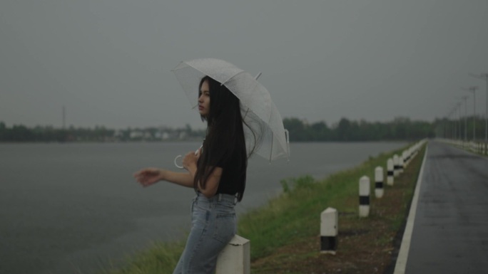 美丽的女人，在雨中孤独