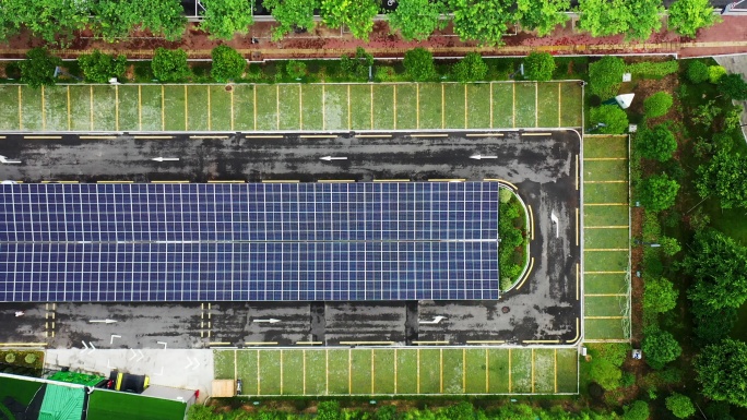 停车场屋顶太阳能发电厂的高角度视图
