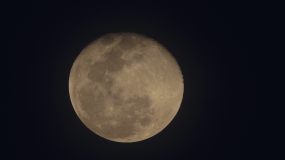 晚上的满月。视频素材