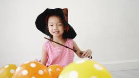 亚洲女孩用魔杖和气球，万圣节的概念。视频素材