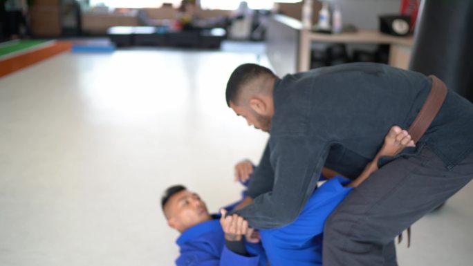 两名男子柔道练习者在体育馆打架