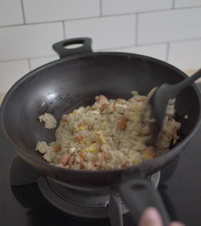 用飞盘做香肠炒饭实拍炒饭蛋炒饭