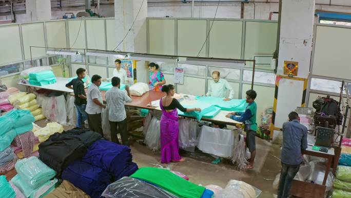 在包装区工作的印度工人团体