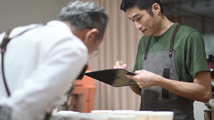 3名专业亚裔中国咖啡师品鉴咖啡杯，品尝咖啡杯后将其记录在剪贴板上