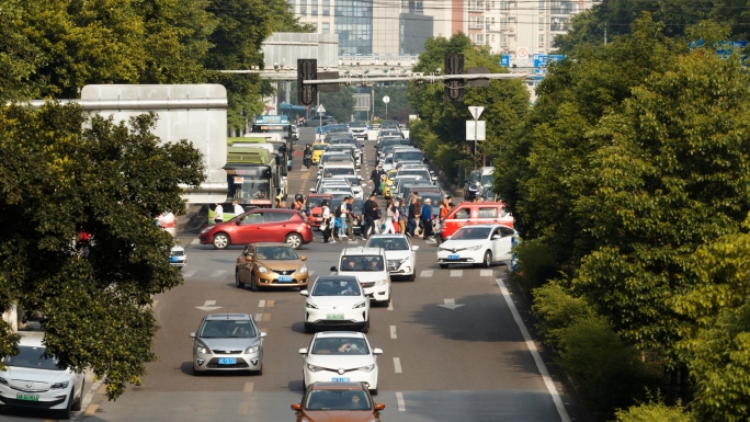 清晨上班过街买早餐