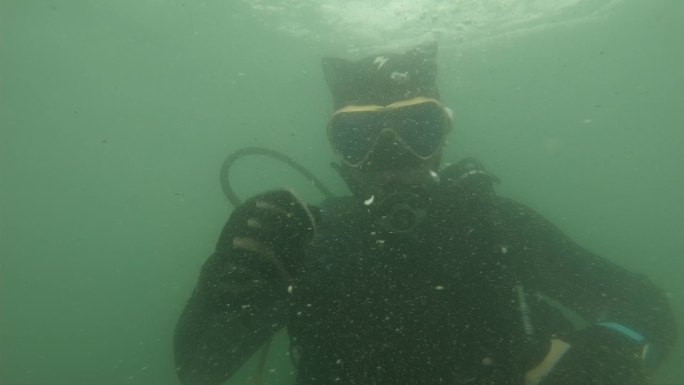 雷州潜水员在水中的手语