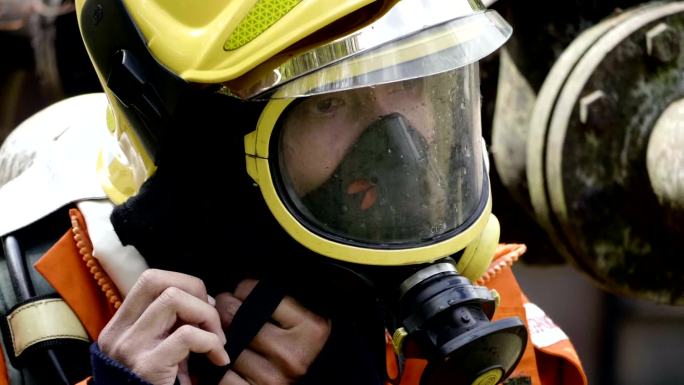 真实生活：消防员消防演练安全煤气中毒燃气