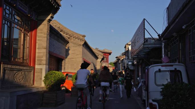 北京胡同骑自行车、日月同辉