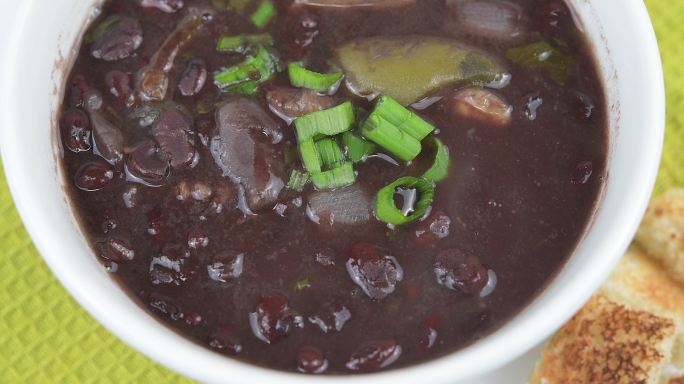 一碗热黑豆汤营养健康丰富