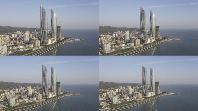 现代沿海城市建筑和城市主干道交通的航空视频