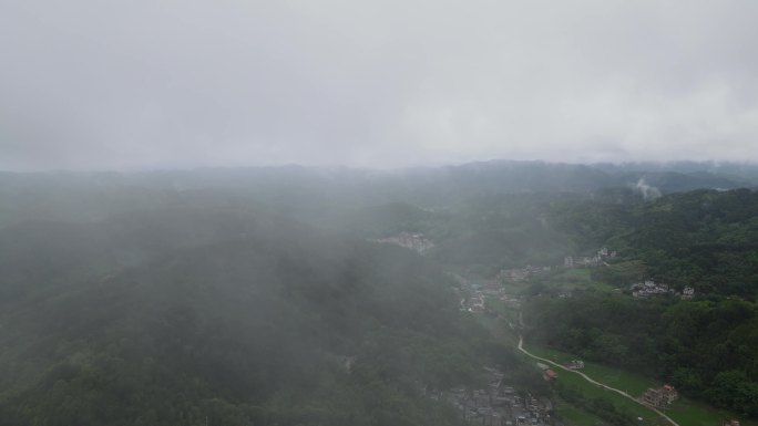 山区云雾笼罩