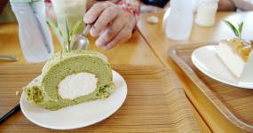 吃绿茶蛋糕卷。视频素材